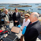 Kong Harald og Dronning Sonja snakker med pressen på Verdens Ende (Foto: Håkon Mosvold Larsen / NTB scanpix)